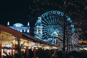 weihnachtszone auf dem kontraktova-platz mit einem riesenrad foto