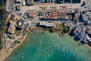 Schöne türkisfarbene Bucht auf Formentera, Luftbild. foto