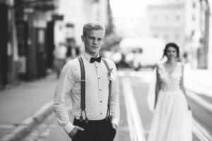 Braut und Bräutigam auf der Straße foto