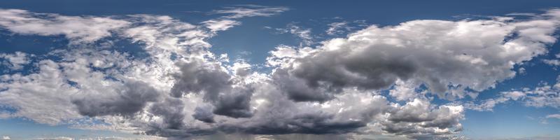 blauer himmel hdr 360-panorama mit weißen schönen wolken in nahtloser projektion mit zenit zur verwendung in 3d-grafiken oder spielentwicklung als himmelskuppel oder bearbeitung von drohnenaufnahmen für den himmelsersatz foto