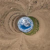 blauer Kugel kleiner Planet im Schotterweg oder Feldhintergrund. foto