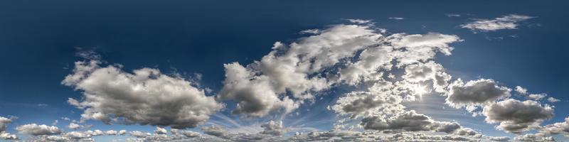 blauer himmel hdr 360-panorama mit weißen schönen wolken in nahtloser projektion mit zenit zur verwendung in 3d-grafiken oder spielentwicklung als himmelskuppel oder bearbeitung von drohnenaufnahmen für den himmelsersatz foto