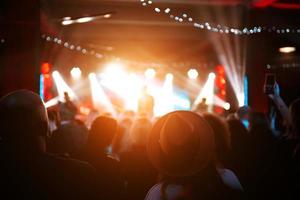 Foto von vielen Leuten, die ein Rockkonzert in einem Nachtclub genießen