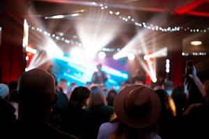 Foto von vielen Leuten, die ein Rockkonzert in einem Nachtclub genießen