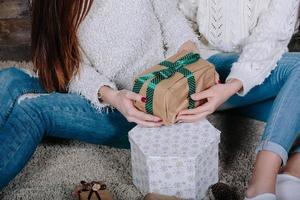 zwei hübsche mädchen mit geschenken für weihnachten foto