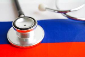 schwarzes stethoskop auf russland-flaggenhintergrund, geschäfts- und finanzkonzept. foto