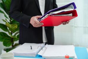 Geschäftsfrau, die damit beschäftigt ist, mit Dokumenten im Büro zu arbeiten. foto