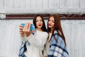 zwei Mädchen machen Selfie foto