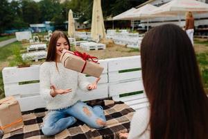 Mädchen werfen sich gegenseitig Geschenke zu foto