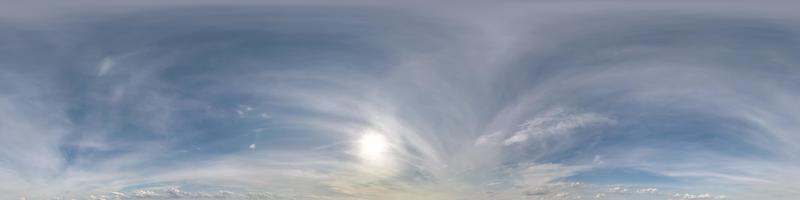 blauer himmel hdri 360-panorama mit halo und weißen schönen wolken in nahtlosem panorama mit zenit zur verwendung in 3d-grafiken oder in der spielentwicklung als himmelskuppel oder zur bearbeitung von drohnenaufnahmen für den himmelsersatz foto