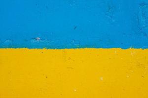 betonwand in gelb und blau gestrichen wie die ukrainische flagge, das land des opfers des angreifers foto