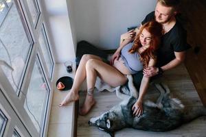 junge Familie und Hund foto