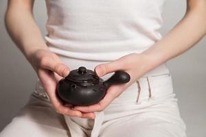 Die chinesische Teezeremonie wird vom Meister durchgeführt foto