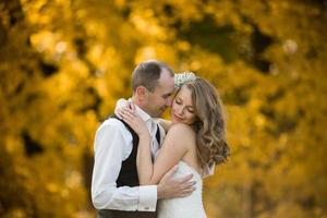 schönes Paar am Hochzeitstag foto