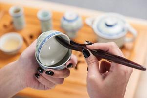 japanische Frau, die Teezeremonie vorbereitet foto