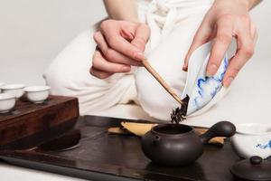 Die chinesische Teezeremonie wird vom Meister durchgeführt foto