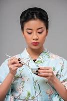 asiatische Frau, die Teezeremonie vorbereitet