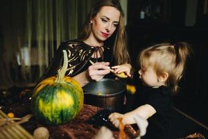 mutter und tochter spielen zu hause zusammen foto