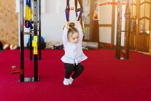 kleines Mädchen im Fitnessstudio foto