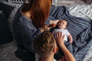 junge eltern schenken ihrem baby aufmerksamkeit. foto