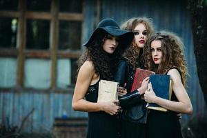 drei Vintage-Frauen als Hexen foto