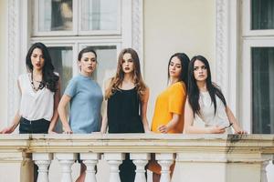 fünf schöne junge Mädchen in Kleidern foto