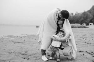 junge Familie zusammen in der Natur mit einem kleinen Jungen foto