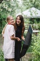 Zwei Mädchen in einem Sommerpark foto