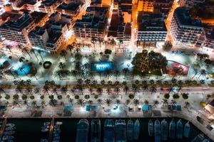 schöne luftaufnahme an der küste der nachtstadt foto