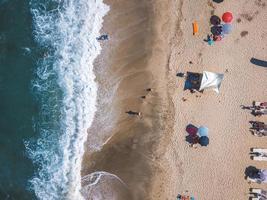 Strand mit Liegestühlen an der Küste des Ozeans foto