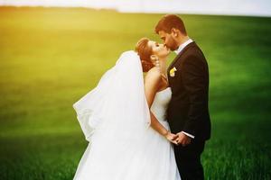 schönes Hochzeitspaar in der Natur foto