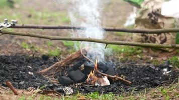 Mann macht ein Feuer im Wald foto