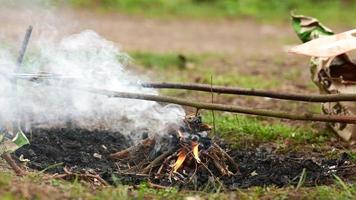 Mann macht ein Feuer im Wald foto