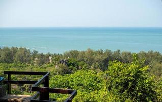 Draufsicht vom Berg mit Blick auf das Meer, den Golf von Thailand. foto