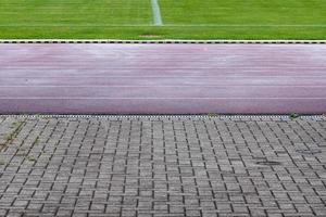 gepflasterter Weg, Laufbahn, Fußballrasen foto