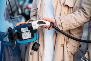 freunde tanken auto an der tankstelle. Nahaufnahme foto