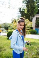 junge schöne frau in einem sportlichen anzug nach einem training im yoga foto