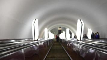 ukraine, kiew - 26. mai 2020 u-bahnstation. Menschen gehen auf die Rolltreppe in der U-Bahn. foto