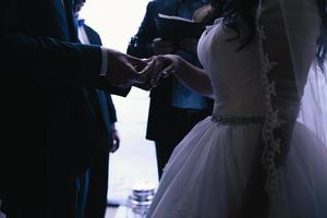 Bräutigam trägt den Ring Braut foto