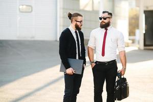 zwei Geschäftsmann bei der Arbeit foto