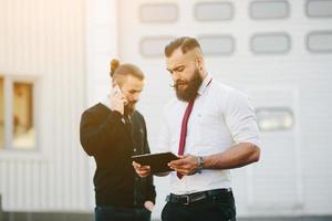 zwei Geschäftsmann bei der Arbeit foto