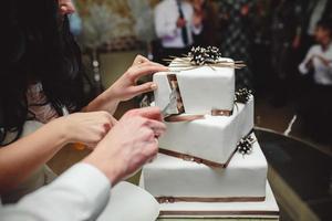Braut und Bräutigam schneiden Kuchen foto