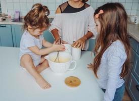 Glückliche Familie kocht zusammen in der Küche foto