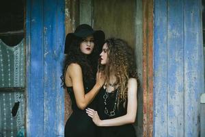 zwei Vintage Frauen als Hexen foto