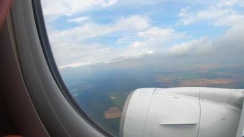 Blick aus dem Fenster eines Passagierflugzeugs auf eine Landschaft foto