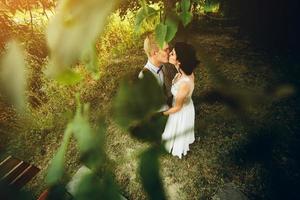 schöne hochzeitspaar posiert foto