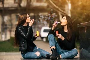 zwei junge erwachsene Mädchen foto