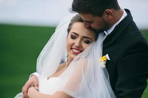 schönes Hochzeitspaar in der Natur foto