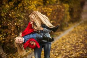 Mutter mit Tochter im Herbstpark foto
