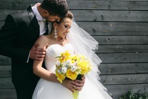 schönes junges Hochzeitspaar im Freien foto